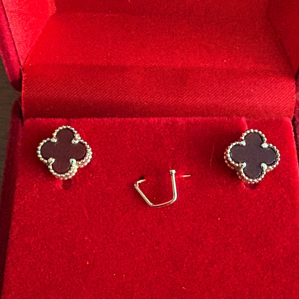 18k Hallmarked Yellow Gold  Red Carnelian 9.5 MM Clover Earrings